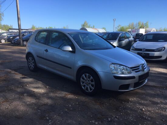 🚘 VW GOLF / 📅 2004 gads /⛽ 1.4 BENZĪNS /❗MANUĀLA / 📈 245 000 KM